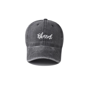 Casquette en coton gris foncé délavé avec broderie Blessed blanche et petit cœur