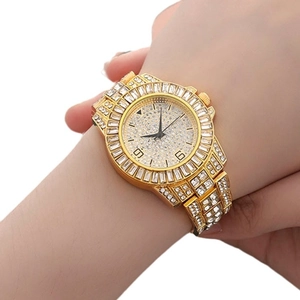 Elegante orologio da donna al quarzo dorato con strass scintillanti su sfondo bianco