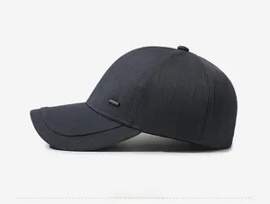 Seitenansicht der dunkelgrauen Baumwoll-Baseballkappe mit Metallemblem und feinen Nähten