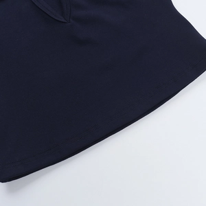 Detaillierte Nahaufnahme der marineblauen Strickweste mit Fokus auf Nähte und Material