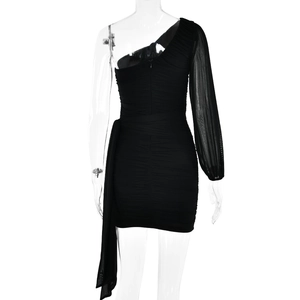 Détail d'une robe noire asymétrique à une épaule avec fronces et drapé latéral élégant