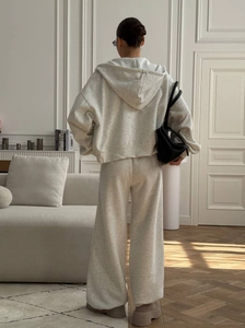 Vue arrière d'un ensemble détente gris clair avec sweat à capuche et pantalon large
