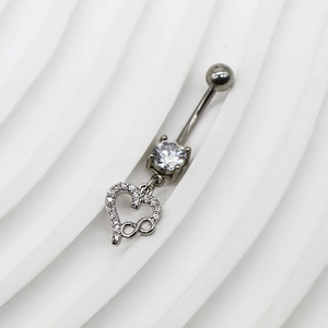 Détail d'un piercing de nombril en argent avec cœur, symbole infini et zircons brillants