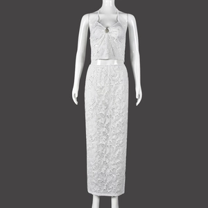 Détail d'un ensemble deux pièces en dentelle blanche avec crop top et jupe longue