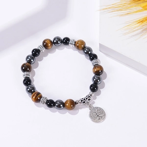 Détail de bracelet en pierre naturelle œil de tigre obsidienne et pendentif arbre de vie