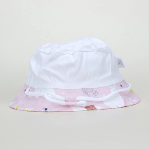 Dettaglio di cappello da sole per bambini con stampe di alpaca, cactus e corda intrecciata