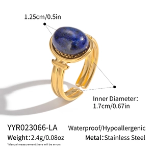 Vue détaillée d'une bague en acier doré sertie d'un lapis-lazuli bleu de forme ovale