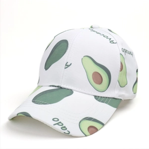Detailansicht des lebendigen Avocado-Musters auf einer weißen Sonnenschutz-Baseballkappe