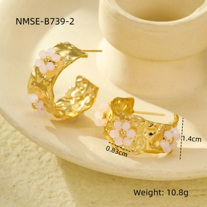 Detailed view of C-shaped 18K gold earrings with pink flower beads and 1.4cm size specs