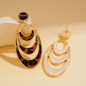 Multi-layered hollow gold earrings featuring a leopard print faux fur inlay and vintage design