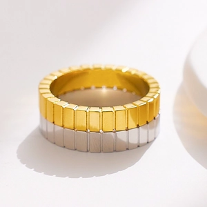 Makro-Detail von gold-silbernem Stahlring mit schokoladenbrauner Gitterstruktur
