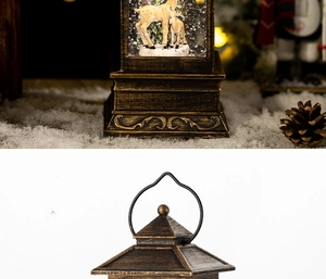 Detail van een vintage bronzen kerstlantaarn met hertenbos-tafereel en sneeuwglitters
