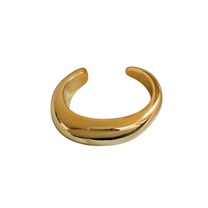 Bague manchette ovale dorée et épaisse avec un design minimaliste et une finition polie
