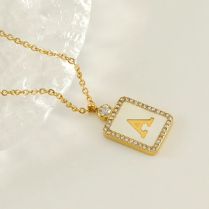 Détail du pendentif carré plaqué or 18K avec lettre A et zircons brillants