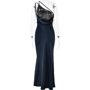 Détail de la robe longue dos nu à une épaule en satin bleu marine avec texture plissée
