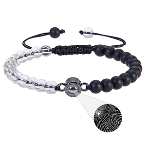 Nahaufnahme der Ich-liebe-dich-Projektion in 100 Sprachen auf dem Perlenarmband für Paare