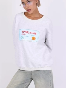Detailansicht eines hellgrauen Sweatshirts mit russischem Buchstabendruck und Rundhalsausschnitt