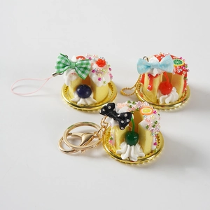 Llaveros de postres miniatura con decoraciones de pasteles de arándanos cerezas y limas