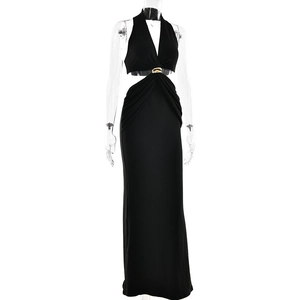 Détail d'une robe longue noire élégante avec col en V profond, découpe et boucle dorée