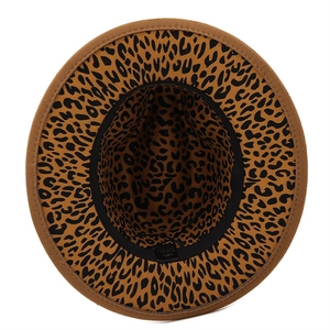 Vue détaillée de la doublure léopard et de l'étiquette de matière de ce chapeau fedora