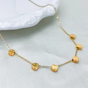 Elegante collana in acciaio inossidabile dorato con ciondoli multipli a faccina emoji.