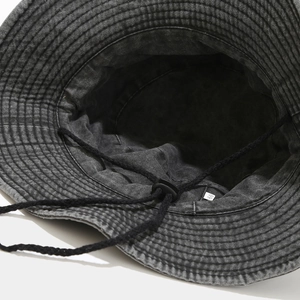 Dettaglio del cordoncino regolabile e etichetta taglia 60 nel cappello da sole denim