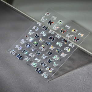 Detailansicht von schillernden holografischen Schmetterling Aufklebern mit Kristallen