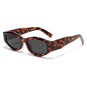 Retro tortoise shell cat-eye sunglasses with thick frames and dark grey lenses for unisex