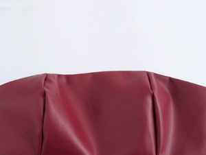 Détail de la taille plissée sur un pantalon en similicuir bordeaux pour femmes
