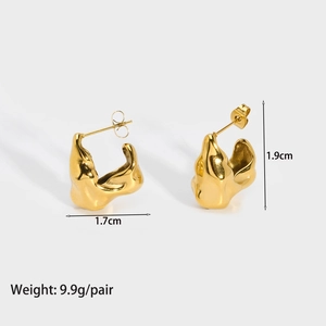 Detailed view of gold irregular V-shaped earrings with size and weight measurements