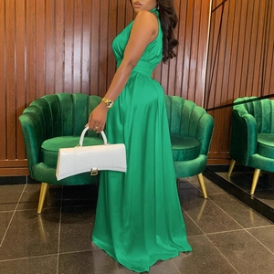 Eleganter ärmelloser grüner Satin-Jumpsuit mit Neckholder und weitem Bein mit Gürtel