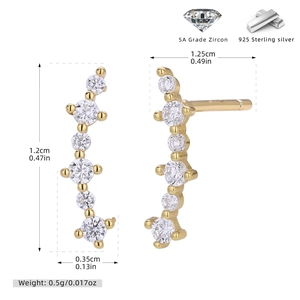 Dettaglio mini orecchini a perno in argento S925 con zirconi 5A e finitura oro