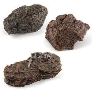 Set de tres rocas artificiales de resina con musgo y detalles de cráneos fósiles