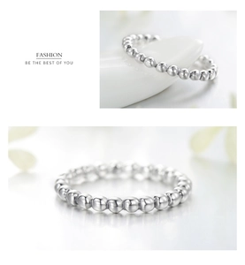 Détails d'une bague en perles d'argent fin S925 montrant la texture de la chaîne polie