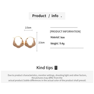 Détail de boucles d'oreilles dorées ondulées avec spécifications et taille de 2,5 cm