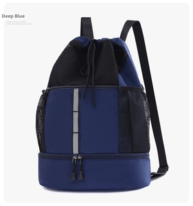 Dettaglio dello zaino blu scuro con coulisse, striscia riflettente e tasche a rete