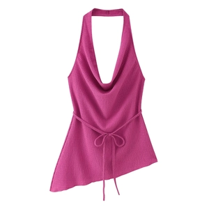 Dettaglio top fucsia con trama a pieghe, scollatura all'americana e fondo asimmetrico