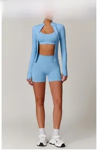 Nahtloses dreiteiliges Yoga-Set in Himmelblau mit Reißverschlussjacke, Sport-BH und Shorts