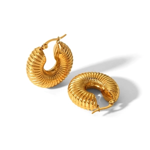 Detailansicht der goldene Creolen mit Spiralmuster und Maßen auf weißem Hintergrund