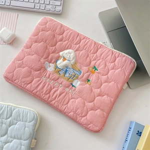 Detalle de la funda acolchada rosa para tableta con costuras de corazón y bordado de perrito