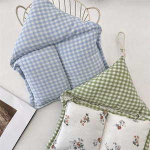 Détail de sacs de rangement à carreaux macaron avec dentelle et boucles en coton