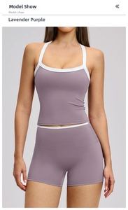 Detail van de paarse yogaset met witte bies en elastische stofstructuur van de stof