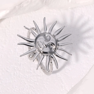 Bague en acier inoxydable argenté poli avec relief de soleil et lune en plaqué 18k