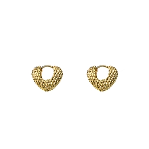 Détail de boucles d'oreilles cœur dorées avec fini texturé 3D et fermoir créole