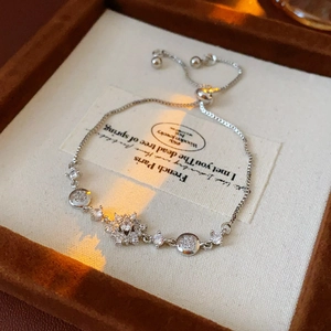 Gros plan du bracelet flocon de neige ajustable en argent avec oxydes de zirconium