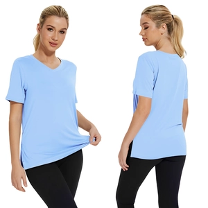 T-shirt da donna blu cielo con scollo a V e spacchi laterali per un look casual