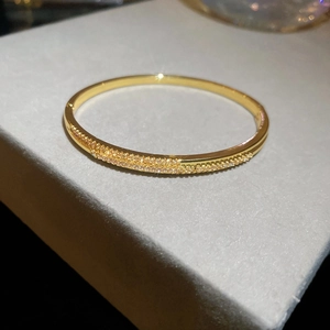 Vue macro du bracelet jonc plaqué or 18 carats avec des pierres de zircone scintillantes
