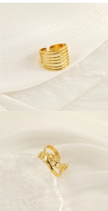 Détails de bagues géométriques dorées 18 carats avec designs multicouches et chaînes