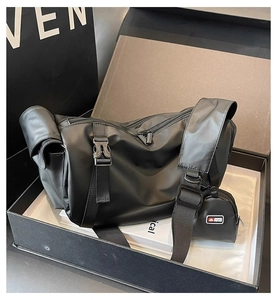 Détail du sac bandoulière en nylon imperméable avec pochette assortie et bandoulière large