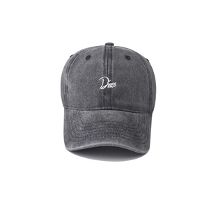 Gros plan sur la casquette de baseball gris foncé délavé avec broderie Disco blanche